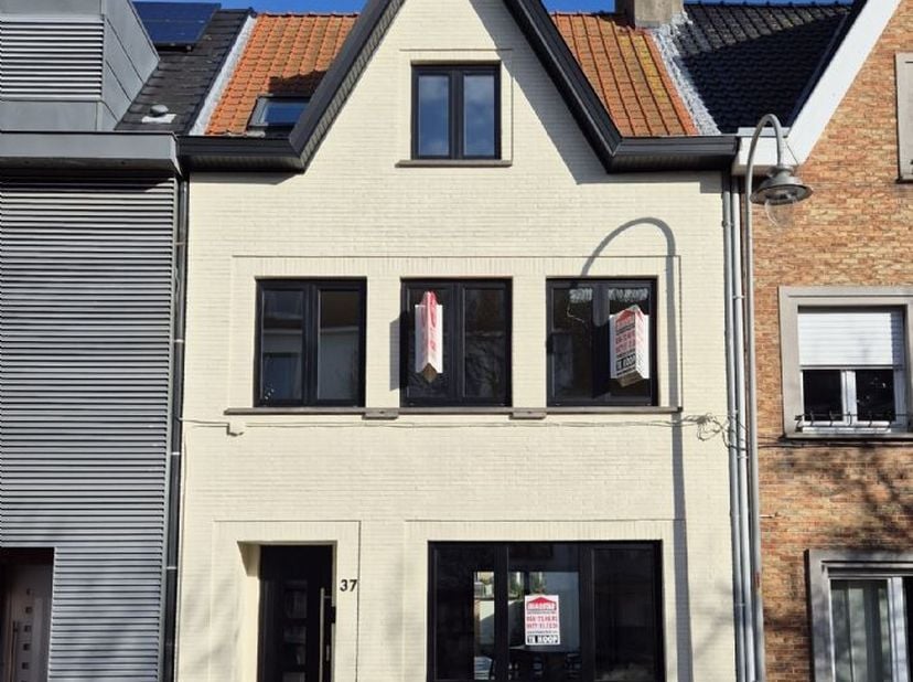 Prachtige luxueus gerenoveerde woning met tuin in Knokke-Heist, strand en centrum op wandelafstand, omvattende o.a. op het GELIJKVLOERS: Ruime inkomha